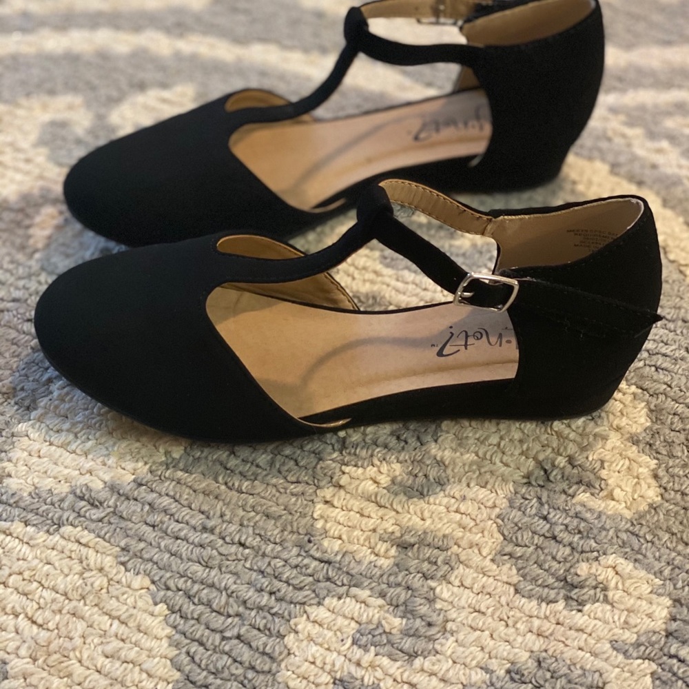 Girls size 1.5 dress shoes.